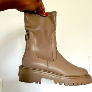 Pair of Chelsea boots NEVER worn…